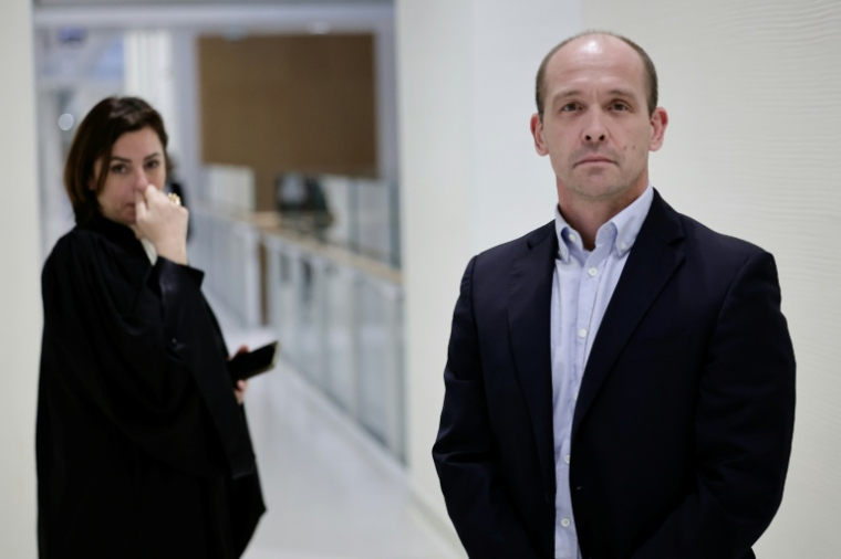 Le navigateur français Kevin Escoffier au palais de justice de Paris pour son procès contre Le Canard Enchaîné, avec son avocate, Me Virginie Le Roy, le 24 mars 2025 ( AFP / STEPHANE DE SAKUTIN )