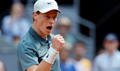 L'Italien Jannik Sinner brandit le poing lors de sa demi-finale contre le Français Arthur Fils, le 1er mai 2026 au Masters 1000 de Madrid ( AFP / Oscar DEL POZO )