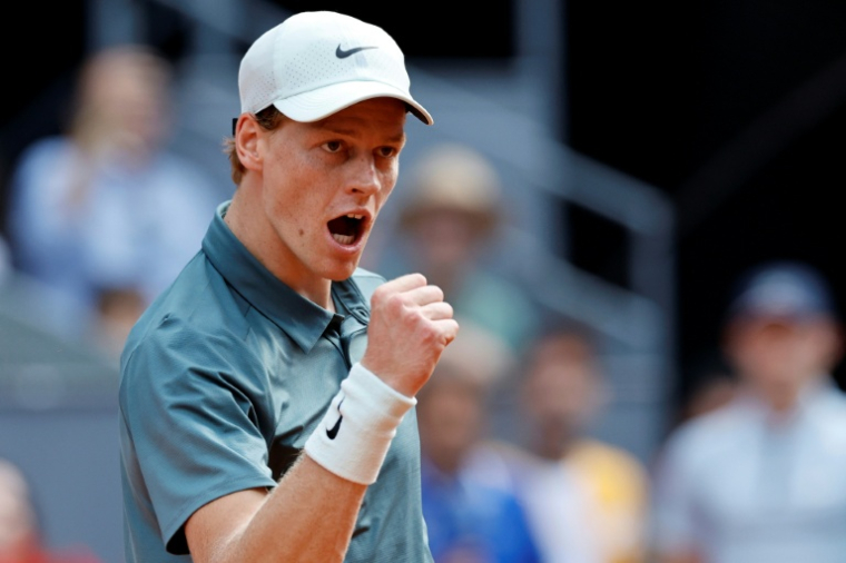 L'Italien Jannik Sinner brandit le poing lors de sa demi-finale contre le Français Arthur Fils, le 1er mai 2026 au Masters 1000 de Madrid ( AFP / Oscar DEL POZO )