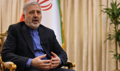 L'ambassadeur d'Iran en Arabie saoudite, Alireza Enayati, lors d'un entretien avec l'AFP à l'ambassade d'Iran à Ryad, le 5 mars 2026 ( AFP / Fayez Nureldine )