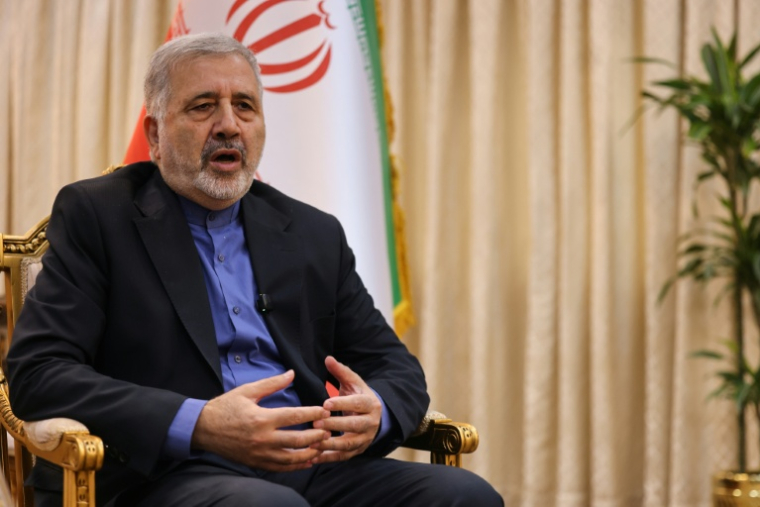 L'ambassadeur d'Iran en Arabie saoudite, Alireza Enayati, lors d'un entretien avec l'AFP à l'ambassade d'Iran à Ryad, le 5 mars 2026 ( AFP / Fayez Nureldine )