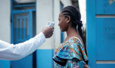 Un membre du personnel de l'hôpital CBCA Virunga prend la température d'une visiteuse à l'aide d'un thermomètre infrarouge sans contact avant de l'autoriser à entrer dans l'hôpital de Goma, en République démocratique du Congo, le 17 mai 2026.  ( AFP / Jospin Mwisha )
