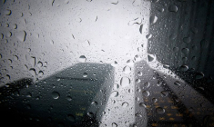 Des gratte-ciel vus à travers des gouttes de pluie à Manhattan à New York