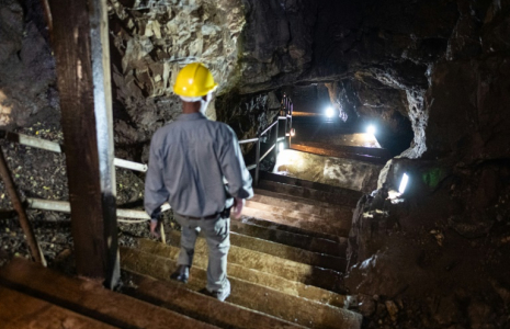 Le guide Kenth Mawete descend dans les grottes de Sterkfontein, surnommées le "berceau de l'humanité" et inscrites au patrimoine mondial de l'Unesco, le 15 avril 2025 à Krugersdorp, près de Johannesburg, en Afrique du Sud ( AFP / EMMANUEL CROSET )