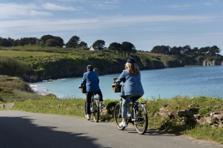 Sur une route de Belle-Île-en-Mer, dans le Morbihan, le 17 avril 2026 ( AFP / Fred TANNEAU )