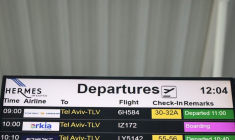 Un tableau des départs annonçant les vols pour Tel Aviv, Israël, est vu à l'aéroport international de Larnaca, à Larnaca