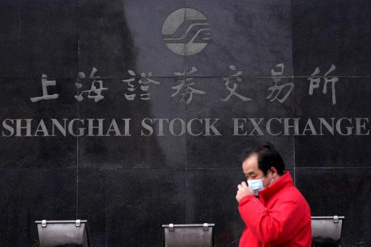 Photo d'archives d'un homme marchant devant la Bourse de Shanghaï
