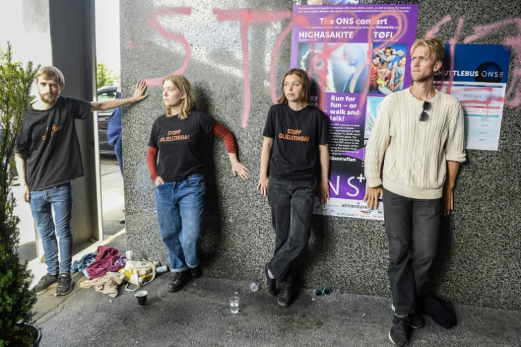 Vebjørn Bjelland Berg, militant du mouvement Exctinction Rebellion (à droite), qui va entamer une grève de la faim pour réclamer la fin de l'exploitation pétrolière en Norvège. Il est le cousin du ministre norvégien du Climat et l'Environnement, Andreas Bjelland Eriksen. Photo prise le 29 août 2022 à Stavanger (sud-ouest de la Norvège) ( AFP / Carina Johansen )
