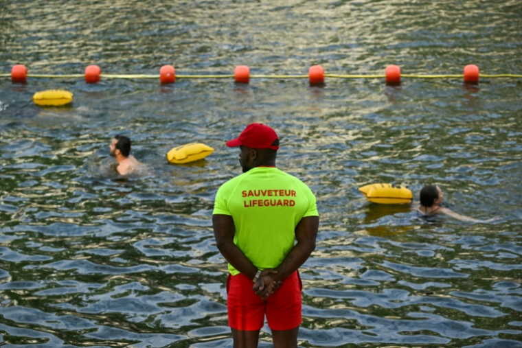 Un maitre-nageur surveille les baigneurs, Paris, le 5 juillet 2025 ( AFP / JULIEN DE ROSA )
