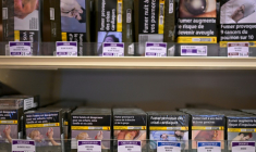 Malgré la diminution des ventes et du tabagisme en 2024, le chiffre d'affaires global du tabac atteint 19,3 milliards d'euros portée par la hausse des prix, selon l'OFDT ( AFP / Damien MEYER )