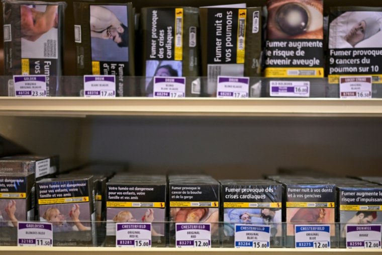 Malgré la diminution des ventes et du tabagisme en 2024, le chiffre d'affaires global du tabac atteint 19,3 milliards d'euros portée par la hausse des prix, selon l'OFDT ( AFP / Damien MEYER )