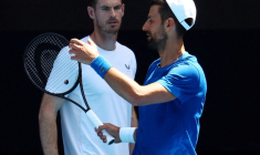 Le Serbe Novak Djokovic avec son entraîneur Andy Murray