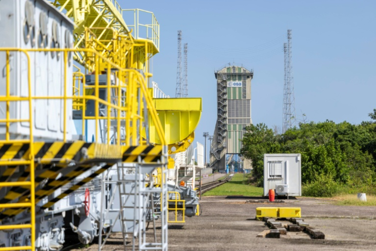 Une maquette du lanceur russe Soyouz sur son ancien pas de tir à Kourou, en Guyane française, en cours de réaménagement pour la start-up français MaiaSpace, le 13 février 2026  ( AFP / Ronan LIETAR )