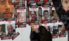 Des affiches de personnes enlevées