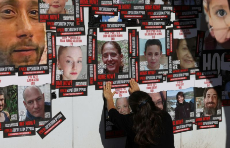 Des affiches de personnes enlevées