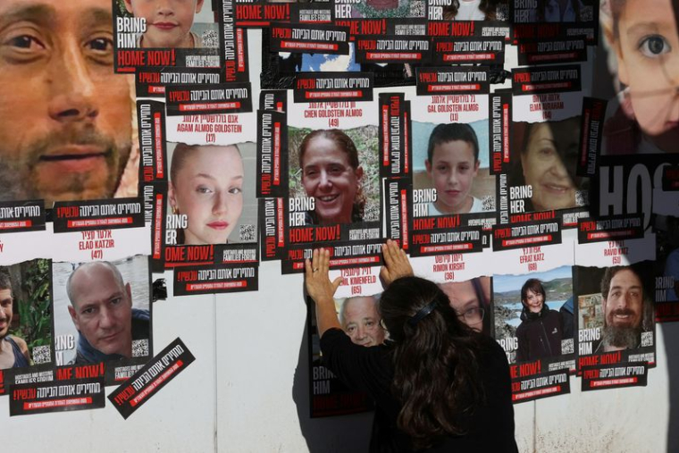 Des affiches de personnes enlevées