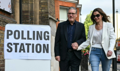 Le Premier ministre britannique Keir Starmer et son épouse Victoria avant de voter le 7 mai 2026 à Londres ( AFP / JUSTIN TALLIS )