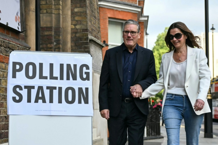 Le Premier ministre britannique Keir Starmer et son épouse Victoria avant de voter le 7 mai 2026 à Londres ( AFP / JUSTIN TALLIS )