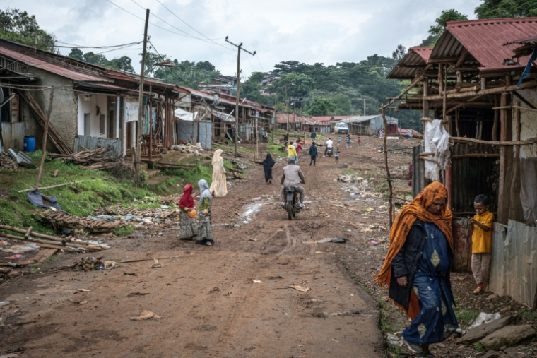 Vue générale d'une rue intérieure de Beshasha (Ethiopie) montrant des parties de la ville qui n'ont pas encore été réaménagées dans le cadre d'un projet de développement local, le 28 mai 2026 ( AFP / Marco Simoncelli )