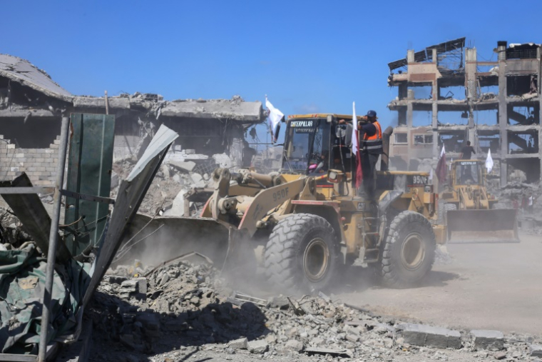 Des bulldozers de la municipalité de Gaza déblayent les décombres des bâtiments sur les axes principaux et les rues de la ville de Gaza, le 14 octobre 2025 ( AFP / - )