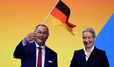 Les deux coprésidents de l'AfD, Tino Chrupalla (g) et Alice Weidel, lors du congrès de leur parti à Erfurt, dans l'est de l'Allemagne, le 4 juillet 2026 ( AFP / John MACDOUGALL )