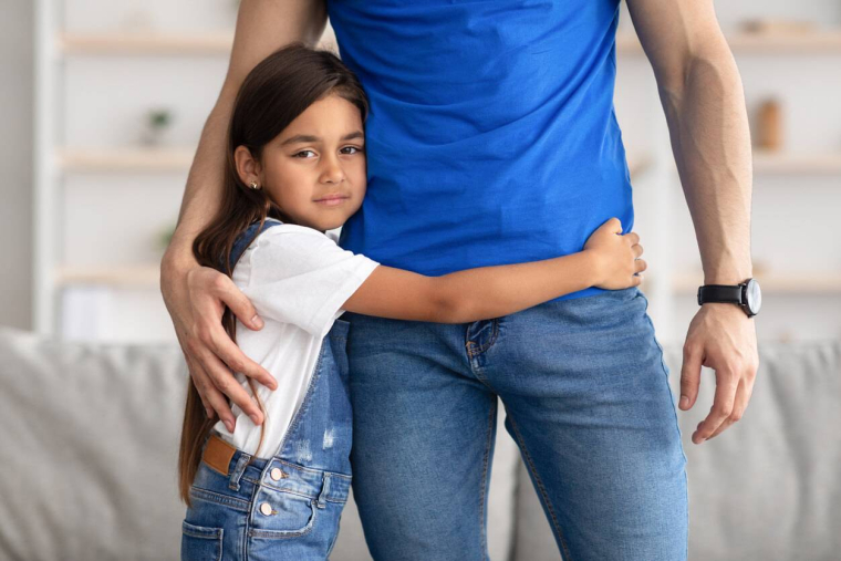 Quelles sont les aides disponibles pour un parent solo ? / iStock.com - Prostock-Studio