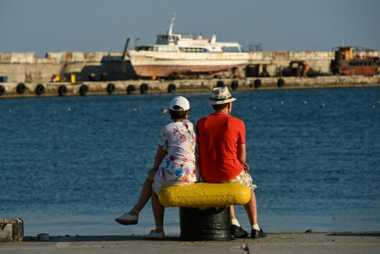 Des estivants sur la promenade maritime à Yalta, en Crimée annexée, le 21 juillet 2026  ( AFP / Igor IVANKO )