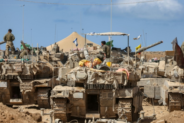 Des chars et soldats israéliens dans le sud d'Israël, à la frontière avec la bande de Gaza, le 11 octobre 2025 ( AFP / Menahem KAHANA )