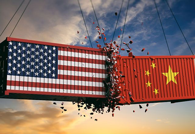 Droits de douane, dévaluation monétaire, baisse des taux…  Cet été, le bras commercial qui oppose la Chine aux Etats-Unis a agité les marchés financiers. Voici le résumé en 5 dates des derniers épisodes (Crédits photo : Adobe Stock -  )