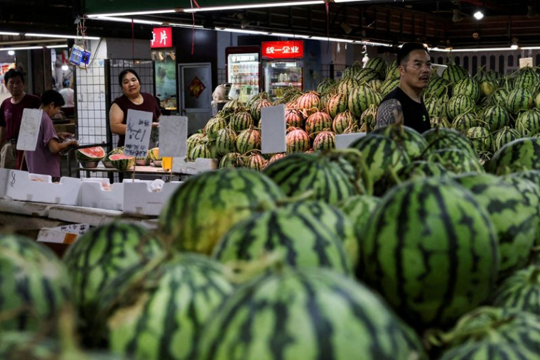 PHOTO DE FICHIER : Des personnes font des achats sur un marché humide à Shanghai