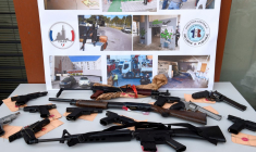Des armes saisies à Marseille, le 25 février 2021. ( AFP / NICOLAS TUCAT )
