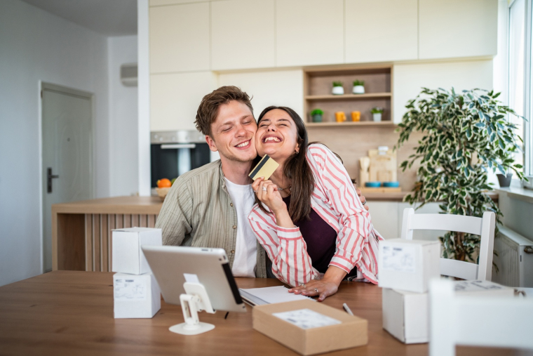 Est-on d'autant plus heureux que l'on consomme? À l'instar de la relation entre revenus et bonheur, la réponse est clairement affirmative.