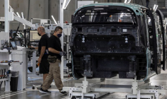 Des employés travaillent dans une usine à Fremont, Californie, États-Unis