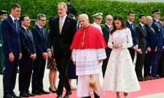 Le pape Léon XIV (C) accueilli à l'aéroport par le roi d'Espagne Felipe VI (G) et la reine Letizia, le 6 juin 2026 à Madrid ( AFP / Stefano RELLANDINI )