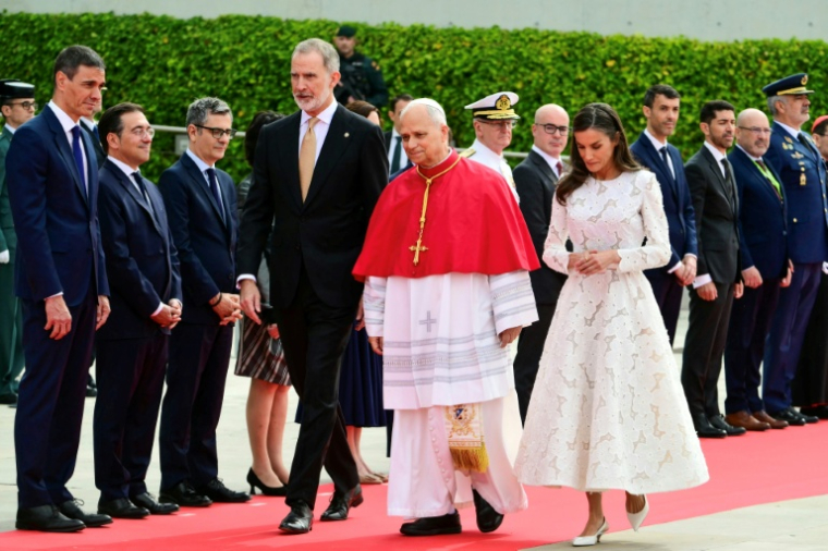 Le pape Léon XIV (C) accueilli à l'aéroport par le roi d'Espagne Felipe VI (G) et la reine Letizia, le 6 juin 2026 à Madrid ( AFP / Stefano RELLANDINI )