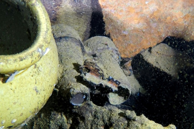 Photo obtenue auprès du ministère grec de la Culture, le 15 septembre 2025, d'une paire de jumelles du HMHS Britannic, un navire-hôpital britannique qui a coulé près de l'île grecque de Kéa en 1916 après avoir heurté une mine pendant la Première Guerre mondiale ( Greek Culture Ministry / - )