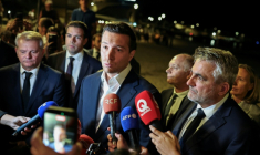 Jordan Bardella (c), président du Rassemblement national (RN), parle à la presse, le 27 septembre 2026 à La Seyne-sur-Mer, aux côtés de Frank Giletti (d), tête de liste du RN pour les élections sénatoriales dans le Var ( AFP / Thibaud MORITZ )