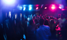 Une sous-location illégale accueille plus de 200 fêtards à Paris (Crédit photo: Maurício Mascaro - Pexels)