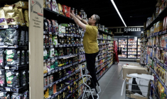 Un employé installe des produits en rayon, le 5 septembre 2025 dans un magasin Intermarché à Paris ( AFP / STEPHANE DE SAKUTIN )