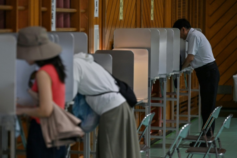Des électeurs votent pour les élections à la chambre haute du Japon, qui s'annoncent à haut risque pour le Premier ministre Shigeru Ishiba, le 20 juillet 2025 à Tokyo  ( AFP / Richard A. Brooks )
