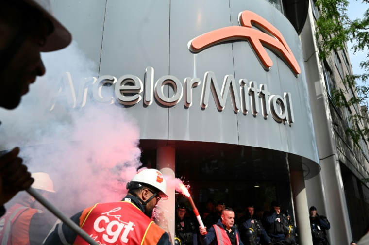 Des salariés d'ArcelorMittal rassemblés devant le siège du groupe à Saint-Denis, près de Paris, le 13 mai 2025 ( AFP / LEO VIGNAL )