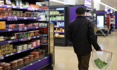 Intérieur d'un supermarché Sainsbury's, à Cobham