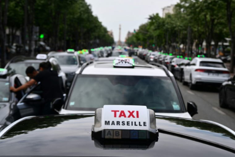 Des chauffeurs de taxis manifestent à Marseille, le 19 mai 2025 ( AFP / Christophe SIMON )