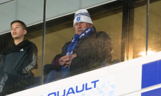 Quand Guy Roux se fait prendre en photo avec des hooligans d'extrême droite