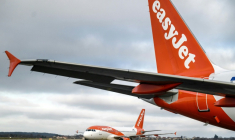 Des avions de la compagnie aérienne EasyJet sur le tarmarc de l'aéroport Saint-Expéry à Colombier Saugnieu, le 5 février 2024 dans le Rhône ( AFP / JEFF PACHOUD )