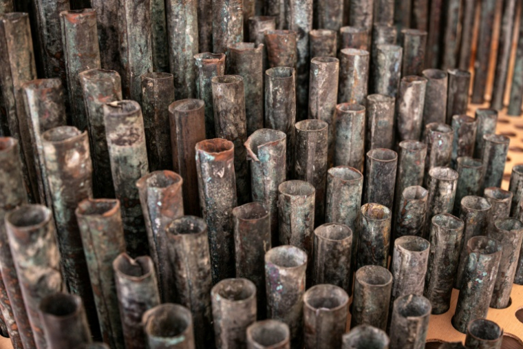 Les tuyaux en cuivre du plus ancien orgue de la chrétienté présentés au couvent Saint-Sauveur dans la Vieille ville de Jérusalem, le 9 septembre 2025 ( AFP / JOHN WESSELS )