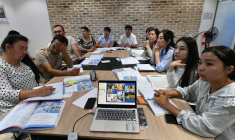 Des infirmières ouzbèkes apprennent l'allemand à Tachkent, le 13 août 2025 ( AFP / VYACHESLAV OSELEDKO )