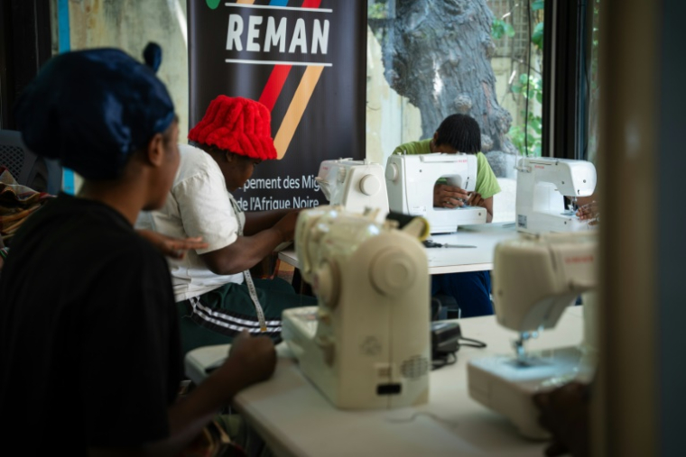 Des bénévoles cousent des couvertures pour des familles déplacées à Reman, une organisation qui soutient les travailleurs migrants à Beyrouth, le 10 mai 2026 au Liban ( AFP / Chantale SALAMEH )