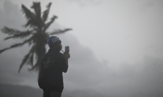 Un homme se balade près du front de mer à Kingston, en Jamaïque, à l'approche du très puissant ouragan Melissa le 27 octobre 2025 ( AFP / Ricardo Makyn )
