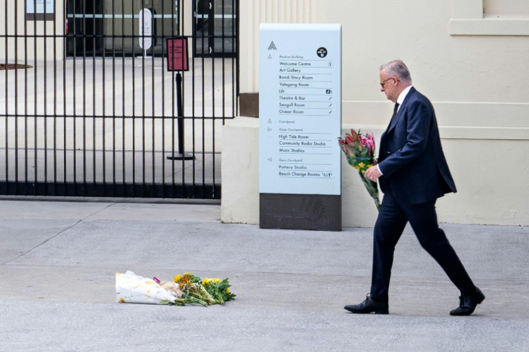 Photo diffusée par le bureau du Premier ministre australien Anthony Albanese venu déposer des fleurs au Pavillon Bondi, après une fusillade à Bondi Beach, le 15 décembre 2025 à Sydney, en Australie ( Bureau du Premier ministre australien  / Handout )
